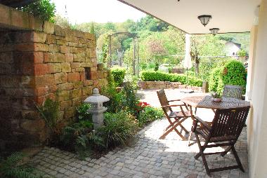 Freisitz mit Blick in den Garten