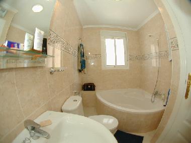 Bad mit groer Eckbadewanne