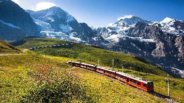 Mit dem Zug zur kleinen Scheidegg und dann mit der Zahnradbahn zum Jungfraujoch, absolut gewaltig.