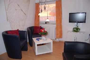 Wohnzimmer mit Flachbild-TV (Sat und DVD)