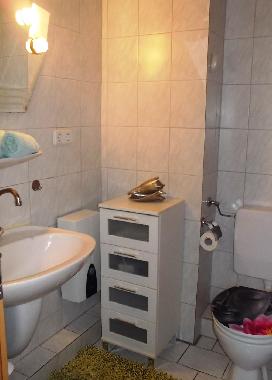 Bad mit Wanne und Duschmglichkeit