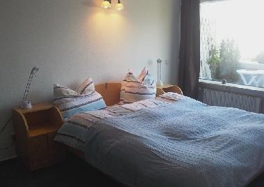 Schlafzimmer m. Doppelbett und Zugang zum Balkon