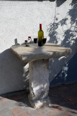 Steintischchen im Innenhof