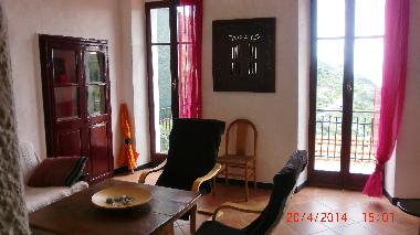 Wohnzimmer mit 2 Fenstert�ren zum Balkon, herrl. Meerblisk!