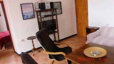 Wohnzimmer mit Sat-Fernsehen & Stereo-Anlage