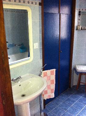 helles grosses Badezimmer