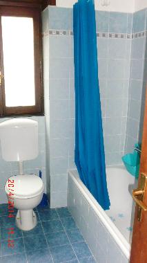 Badezimmer mit Wanne & Dusche