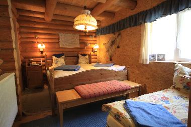 Dirndl Schlafzimmer mit Doppelbett und Kinderbett
