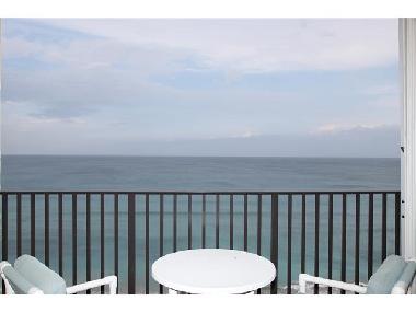 Balkon mit Tisch und Sesseln