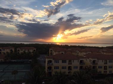 Blick mit Sonnenuntergang von Wohnungsrueckseite. Im Hintergrund ist der Indian River