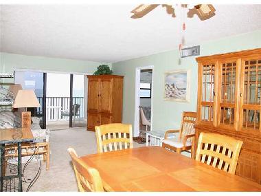 Blick von Kueche in die Wohnung. Geradeaus der Balkon mit Meeresblick, das rechte Zimmer ist ein Sch