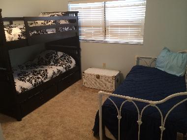 Zweites Schlafzimmer. Unter jedem Bett befindet sich noch eine ausziebare Matratze. 