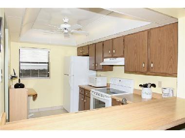 Kueche inklusive Kuehlschrank, Ofen, Mikrowelle, Kaffeemaschine, Toaster, Geschirrspuehler und alle 