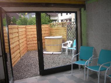 Wellness-Au�enbereich mit Tauchbecken am Fl�sschen