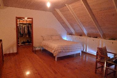 Schlafzimmer auf Galerie mit Ankleidezimmer und kleinem Bad