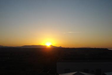 Sonnenaufgang vom Balkon und Schlafzimmerfenster  zu sehen