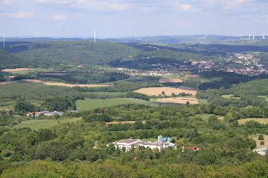 Aussicht vom Schaumbergturm, im Vordergrund das Erlebnisbad in Tholey
