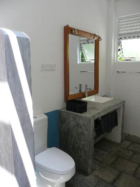 Badezimmer mit Blick aus der Regendusche