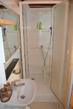 Badezimmer mit Dusche