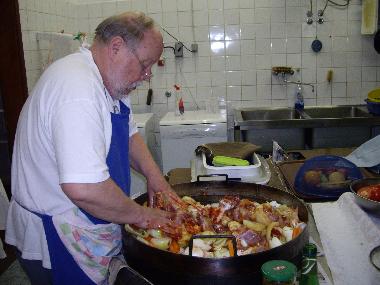 Hier wirtd die beliebte  PEKA, bestehend aus 3 verschiedenen Fleischsorten in einer, auf Wunsch auch
