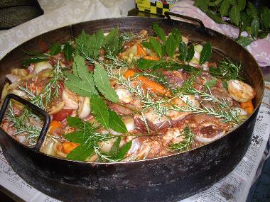 ..............so  in den Grill unter der  Glocke, die mit Glut �berdeckt wird  zubereitet !!!