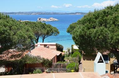 Blicck von unserer Sonnenterrasse auf das Meer und den Hauptstrand von Baja Sardinia, dahinter Insel