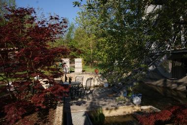 Teichanlage mit Blick auf gro�en Freisitz