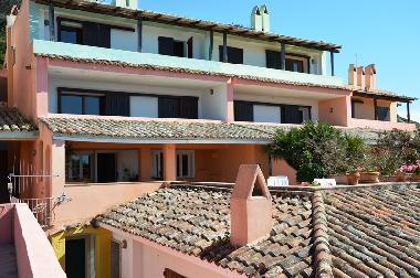 Blick auf das kleine Wohnkomplex der Apartmentwohnung in Baja Sardinia 