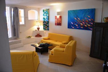 Wohnzimmer mit direktem Ausgang zur Terrasse 