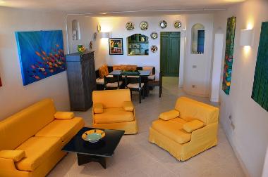 Wohn- und Esszimmer im Gesamtanblick, dahinter die K�che und rechts Zugang zu den Schlafzimmern 