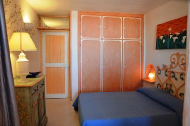 Bild auf Elternschlafzimmer, Anrichte und Wandschrank