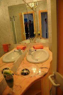 Detailansicht des ersten Badezimmers