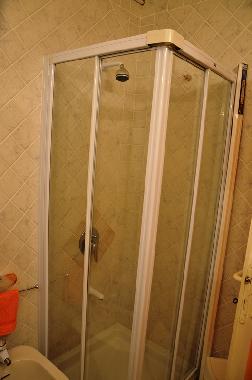Dusche des Badezimmers