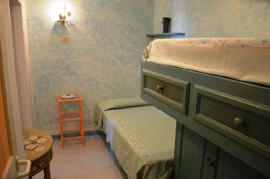 Kinderzimmer mit versetzten Einzelbetten 