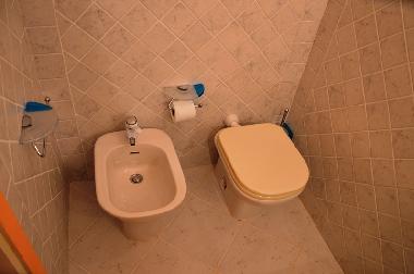 Toilette des Bades am Kinderzimmer mit Bidet