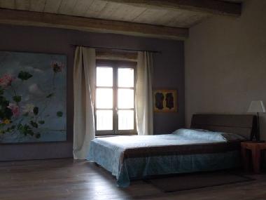 grosses Schlafzimmer mit begehbarem Schrank