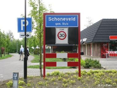 Die Einfahrt zum Ferienpark, rechts der Supermarkt Attent. Die Wohnung liegt  nur 2 Minuten entfernt