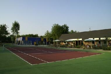 Tennisplatz neben der Bowlingbahn und dem Supermarkt