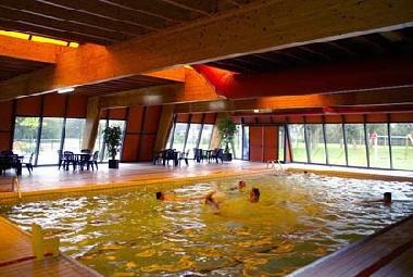 Das Hallenbad in der Anlage ist ganzjhrig offen
