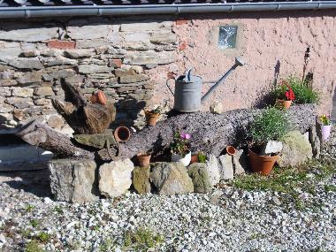 Dekorierte Bruchsteinmauer auf dem Grundstck der Ferienwohnungen des Landhaus Nobel-Hobel