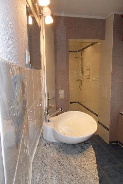 Dusche mit Infrarotlampe