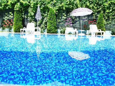 Morgen Swimmingpool mit Sonnenliegen , Sonnenschirme und Tische