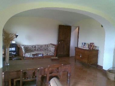 Wohnzimmer, Tisch und Sofa 