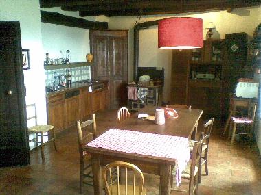 K�che - Holztisch - Geschirrsp�ler, Waschmaschine, Backofen, Her