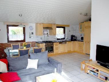 Wohnzimmer mit Essecke und Kche