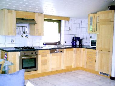 Kche mit Gasherd, Elektrobackofen, Splmaschiene, Khlschrank