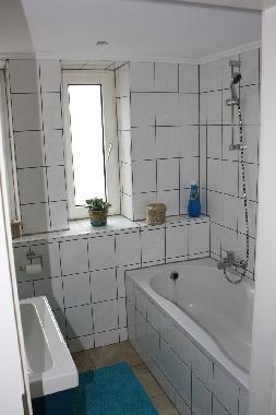 Das Badezimmer mit Badewanne