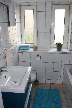 Das Badezimmer mit Tageslicht