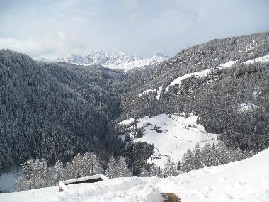 Winteransicht vom Parkplatz vor dem Haus