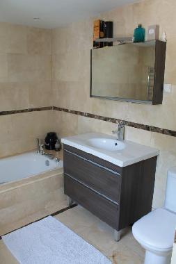 badezimmer mit wanne und dusche hauptschlafzimmer  master bedroom 